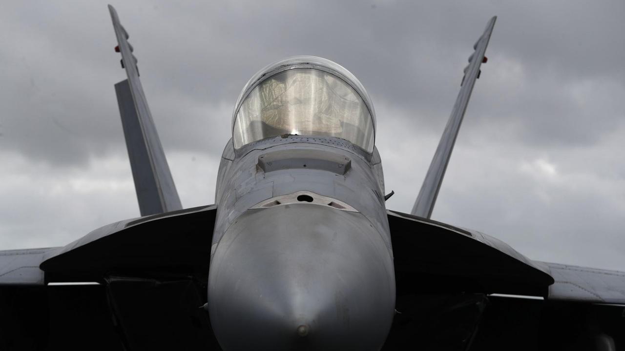 Ein F-18 Kampfflugzeug steht auf dem Flugzeugträger USS George H.W. Bush in Großbritannien. Ein F-18 Kampfflugzeug steht auf dem Flugzeugträger USS George H.W. Bush in Großbritannien.