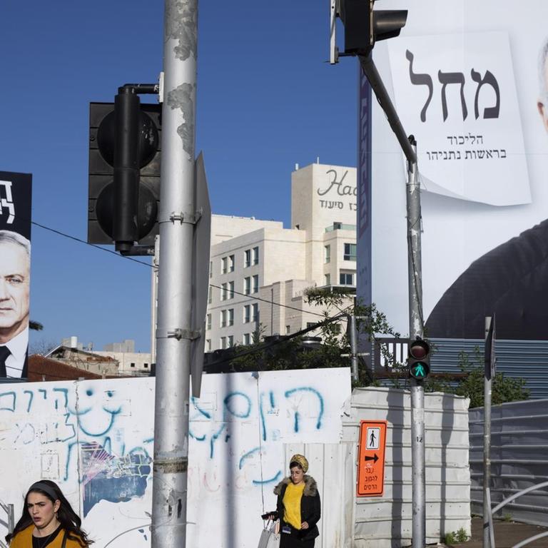 Wahlplakate in Israel mit Ministerpräsident Netanjahu, rechts, und Benjamin Gantz, links