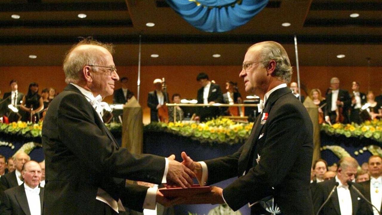 Daniel Kahneman (links) nimmt am 10.12.2002 in Stockholm von König Carl Gustaf von Schweden (rechts) den Nobelpreis für Wirtschaftswissenschaften entgegen.