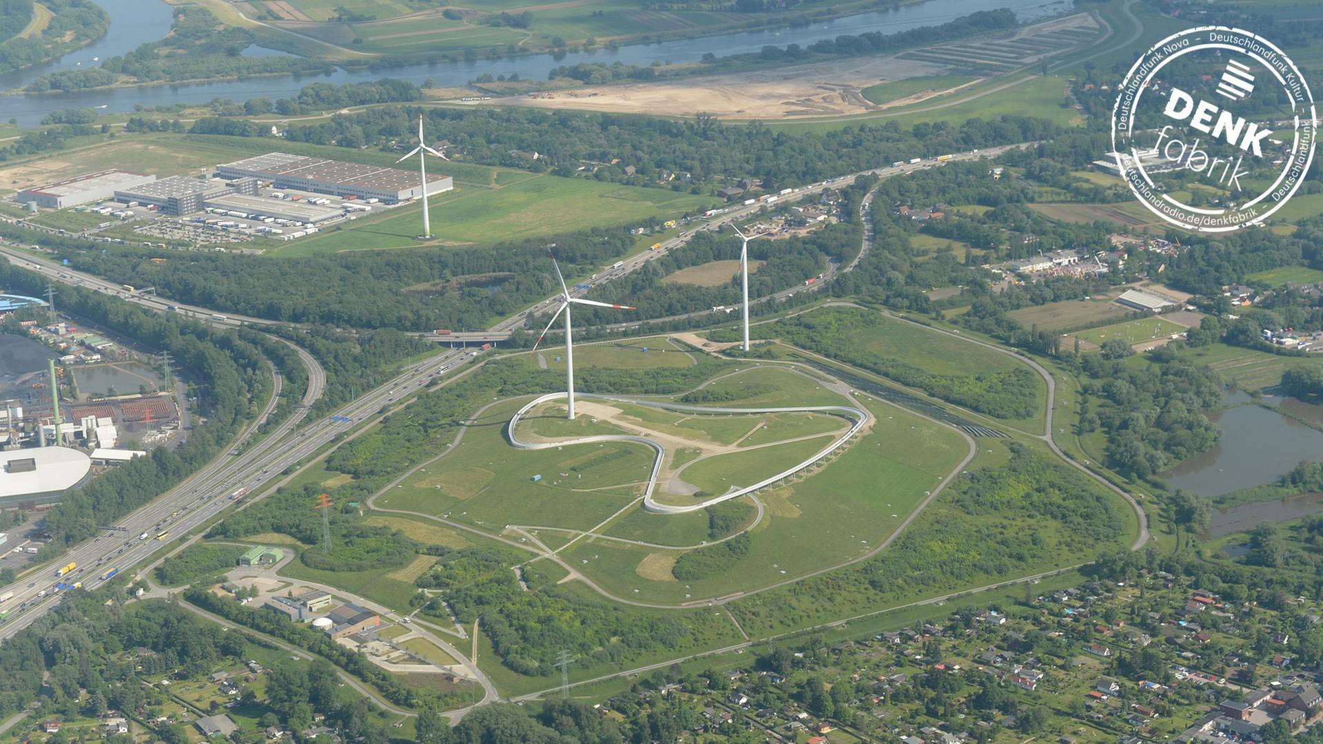 Auf der ehemaligen Hamburger Deponie Georgswerder wurden jahrelang Abfälle, Hausmüll und giftige Industrieabfälle abgeladen. Inzwischen ist der Deponiehügel zu einem wichtigen Energielieferanten geworden. Allein durch Windkraft und Sonnenenergie versorgt er mehrere tausend Haushalte. Auf der ehemaligen Hamburger Deponie Georgswerder wurden jahrelang Abfälle, Hausmüll und giftige Industrieabfälle abgeladen. Inzwischen ist der Deponiehügel zu einem wichtigen Energielieferanten geworden. Allein durch Windkraft und Sonnenenergie versorgt er mehrere tausend Haushalte.