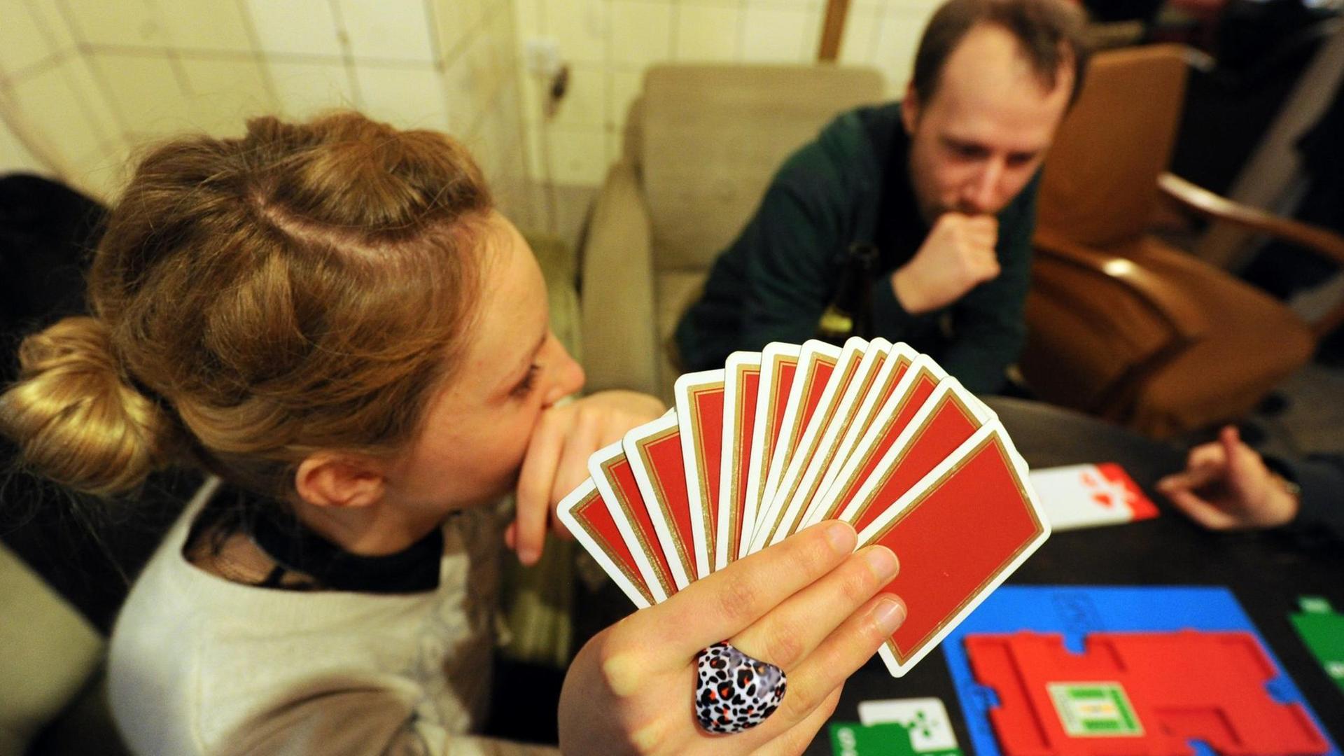 Teilnehmer an einem Bridge-Kurs spielen im Bridgeclub "BC Gegenspiel Neukölln" im Verein "Gelegenheiten" in Neukölln, Berlin. Teilnehmer an einem Bridge-Kurs spielen im Bridgeclub "BC Gegenspiel Neukölln" im Verein "Gelegenheiten" in Neukölln, Berlin.