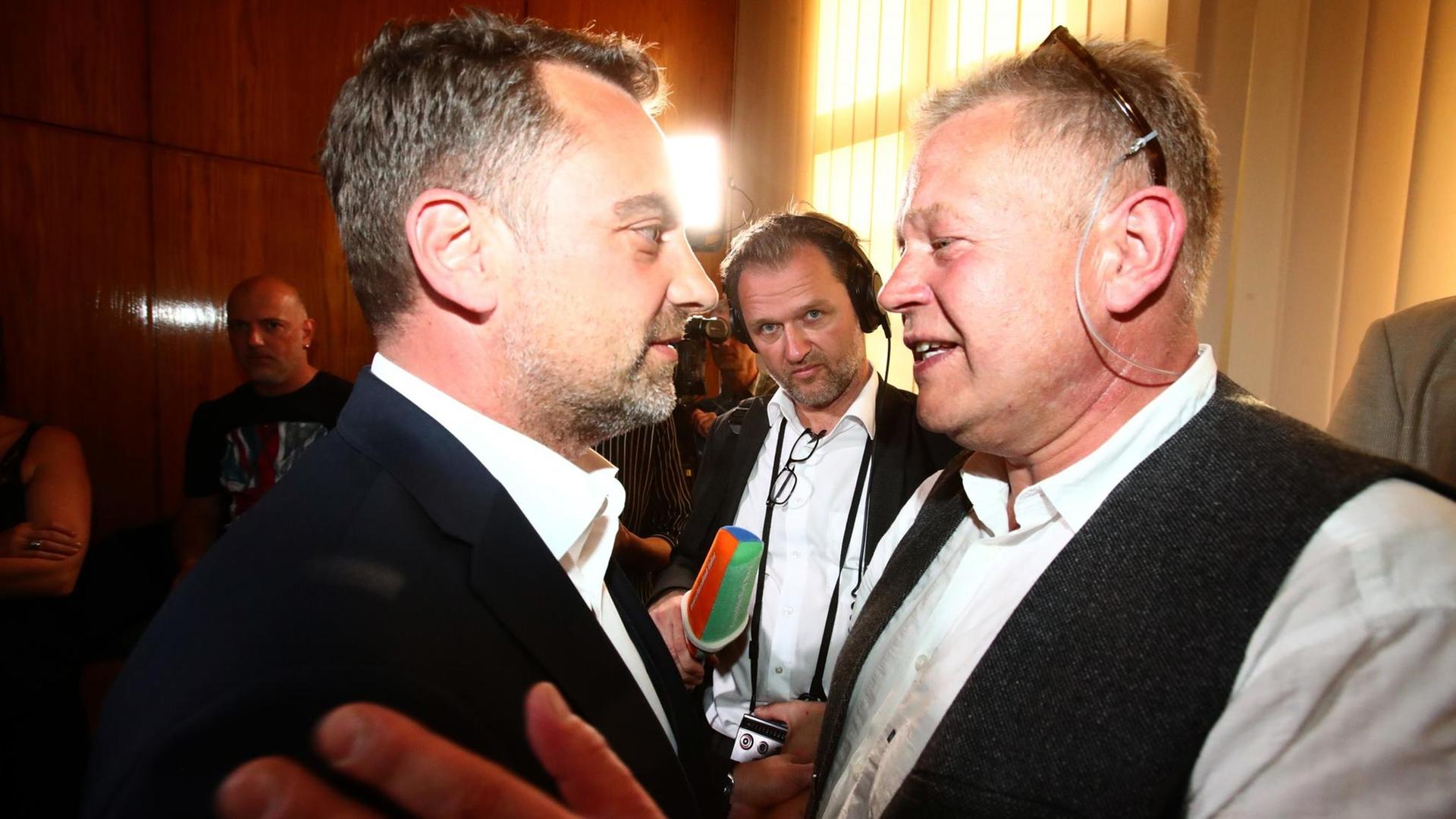 Thüringen, Gera: Dieter Laudenbach (AfD) gratuliert Julian Vonarb (parteilos) im Rathaus zur Wahl zum Oberbürgermeister von Gera Thüringen, Gera: Dieter Laudenbach (AfD) gratuliert Julian Vonarb (parteilos) im Rathaus zur Wahl zum Oberbürgermeister von Gera