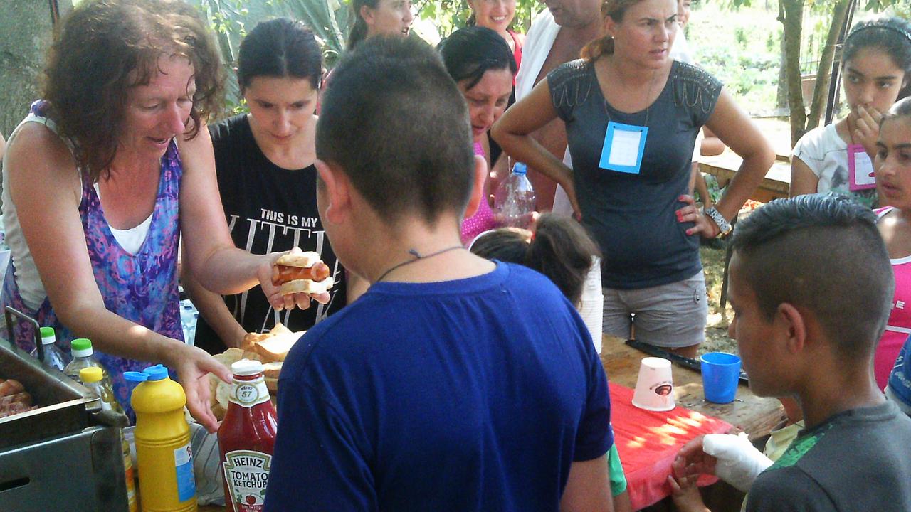 Hilfe für Roma-Kinder in Rumänien: Die Bad Saulgauerin Heidi Haller spielt mit den Kindern beim Sommerfest im rumänischen Dorf Cidreag. Hilfe für Roma-Kinder in Rumänien: Die Bad Saulgauerin Heidi Haller spielt mit den Kindern beim Sommerfest im rumänischen Dorf Cidreag.