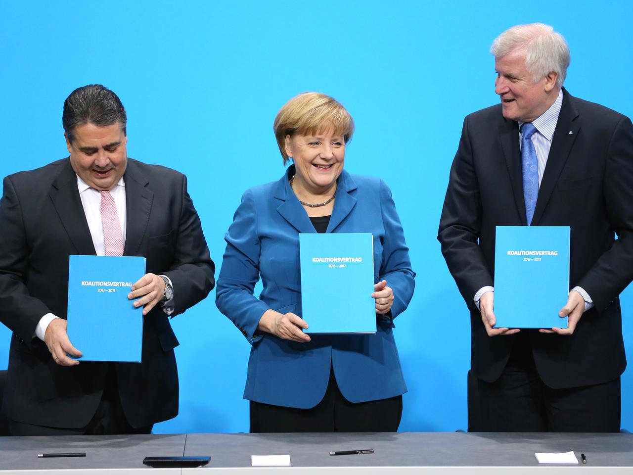 Sigmar Gabriel,(SPD), Angela Merkel (CDU) und Horst Seehofer (CSU) mit dem Koalitionsvertrag 2013 - 2017.