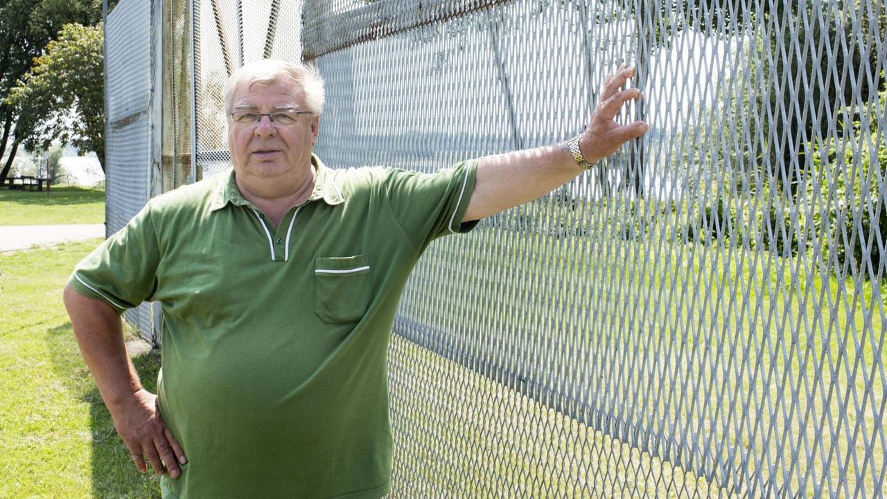 Meinhard Schmechel, ehemaliger Bürgermeister der Gemeinde Rüterberg, steht an den Resten des Grenzzauns, der bis zur Wiedervereinigung das ganze Dorf umschloss. Meinhard Schmechel, ehemaliger Bürgermeister der Gemeinde Rüterberg, steht an den Resten des Grenzzauns, der bis zur Wiedervereinigung das ganze Dorf umschloss.