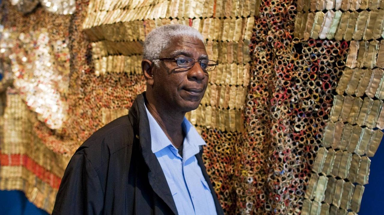 Der ghanaische Bildhauer El Anatsui gehört zu den bekanntesten afrikanischen Künstlern Der ghanaische Bildhauer El Anatsui gehört zu den bekanntesten afrikanischen Künstlern
