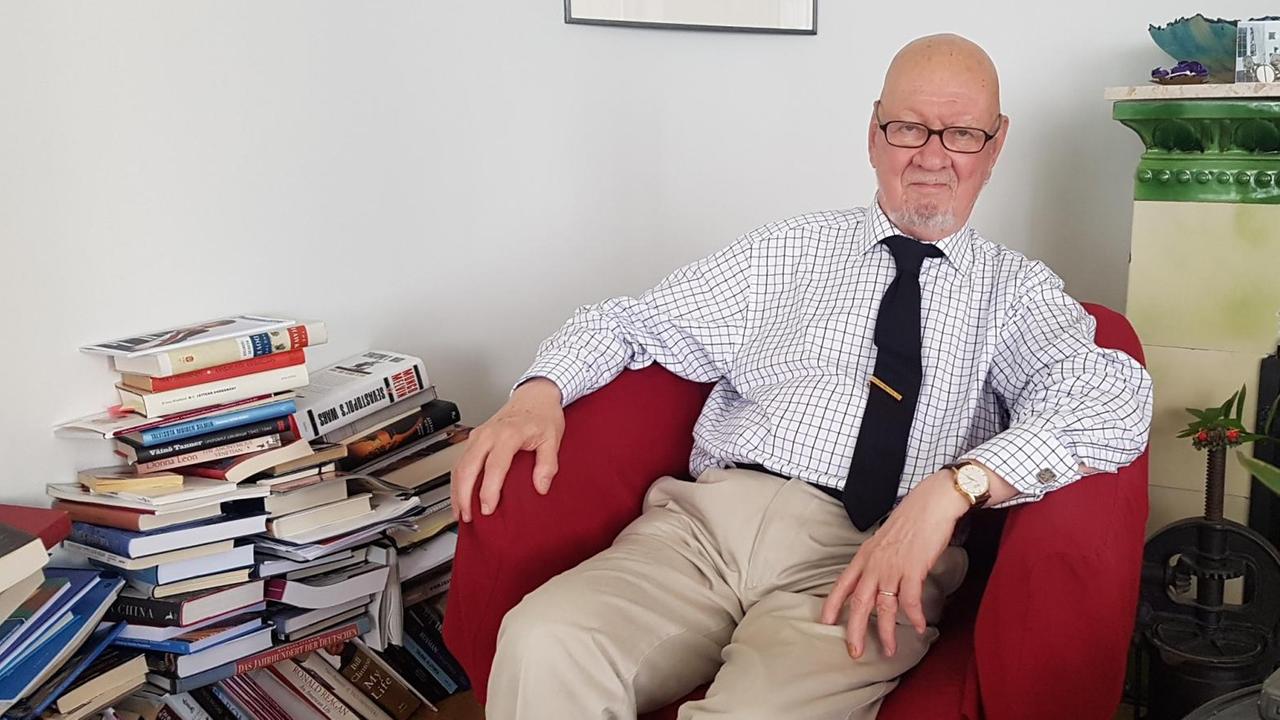 Jaakko Iloniemi, Leiter der damaligen finnischen Delegation, sitzt in seinem Wohnzimmer Jaakko Iloniemi, Leiter der damaligen finnischen Delegation, sitzt in seinem Wohnzimmer