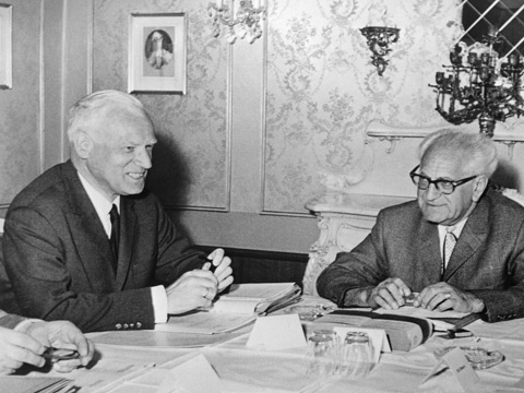 Generalstaatsanwalt Fritz Bauer (r.) im Gespräch mit Generalbundesanwalt Ludwig Martin (l.), 1967 in Kassel