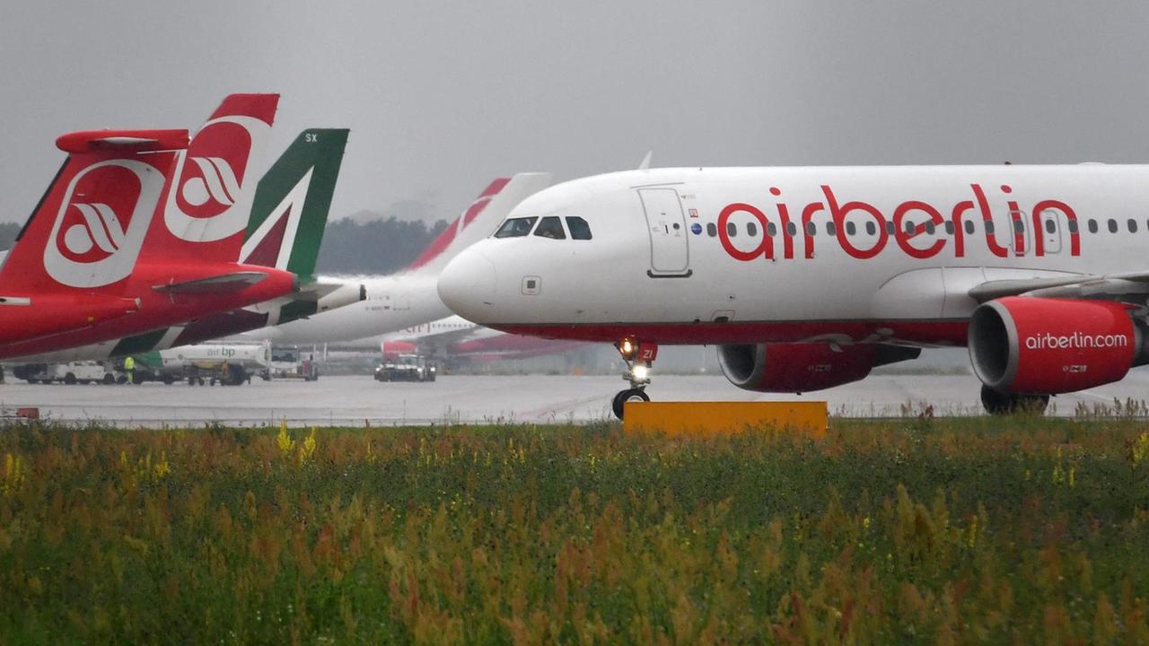 Eine Maschine der Luftfahrtlinie "Air Berlin" rollt am 16.08.2017 in Berlin zu einem Haltepunkt auf dem Flughafen Tegel. Eine Maschine der Luftfahrtlinie "Air Berlin" rollt am 16.08.2017 in Berlin zu einem Haltepunkt auf dem Flughafen Tegel.