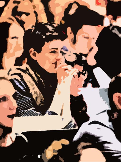 Studentinnen und Studenten sitzen im Hörsaal einer Universität.