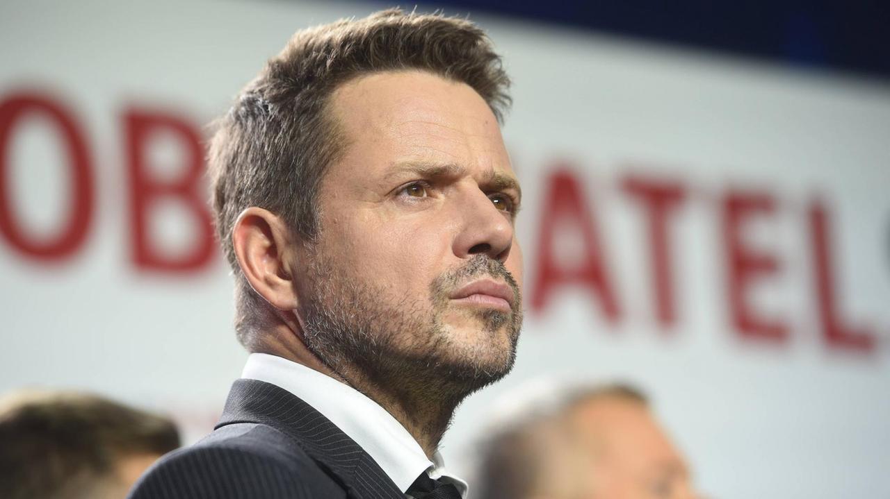 Rafal Trzaskowski blickt bei einer politischen Veranstaltung mit ernster Miene. Rafal Trzaskowski blickt bei einer politischen Veranstaltung mit ernster Miene.