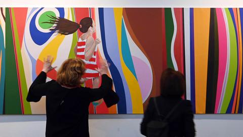 Bei der Kunstmesse "art Karlsruhe" wird das Werk "Family walking into stripes" von Bel Borba gezeigt.