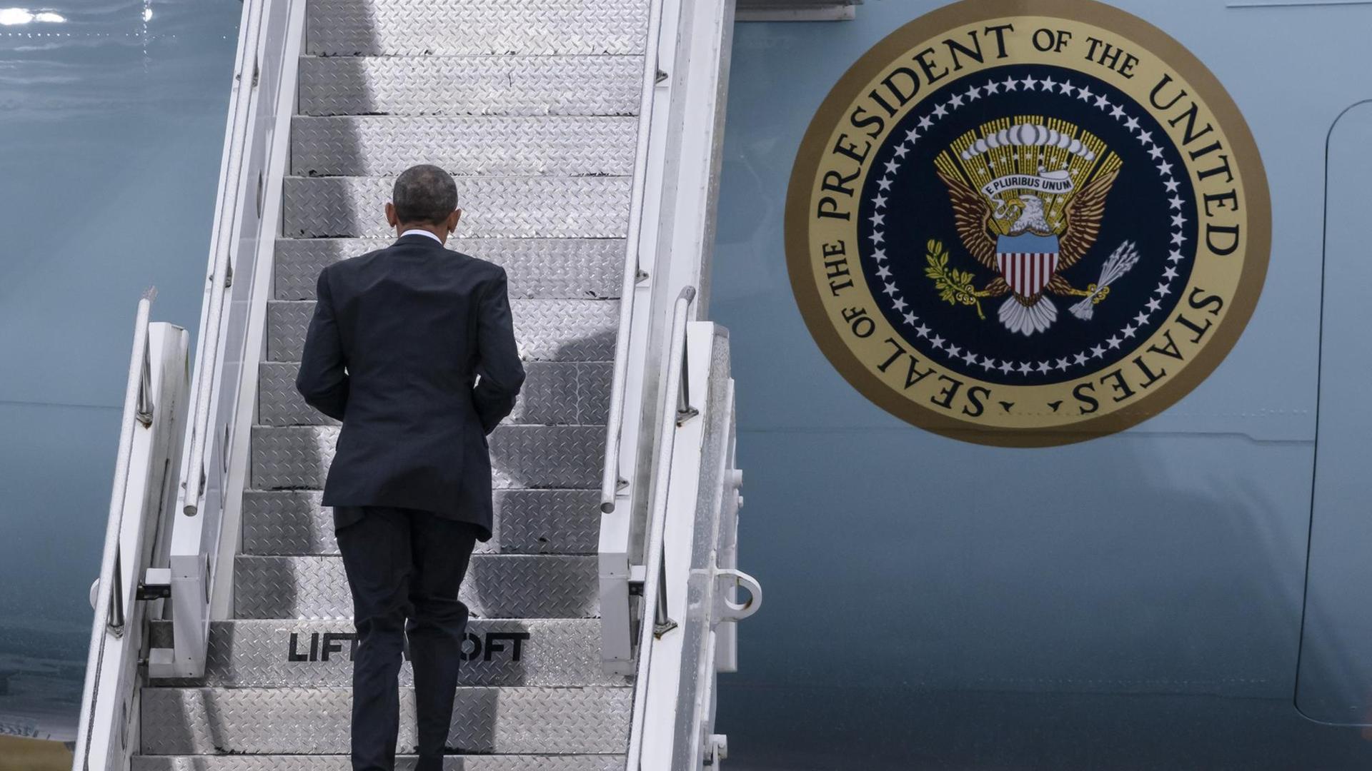 US-Präsident Barack Obama besteigt nach seinem Besuch in Berlin die Air Force One. Nach acht Jahren endet Obamas Amtszeit im Januar. US-Präsident Barack Obama besteigt nach seinem Besuch in Berlin die Air Force One. Nach acht Jahren endet Obamas Amtszeit im Januar.