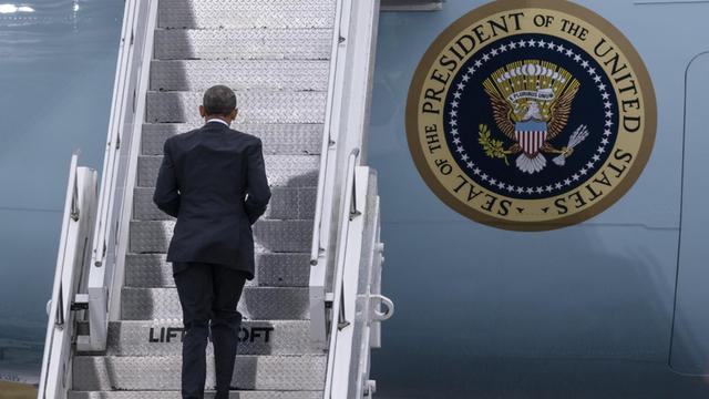 US-Präsident Barack Obama besteigt nach seinem Besuch in Berlin die Air Force One. Nach acht Jahren endet Obamas Amtszeit im Januar.