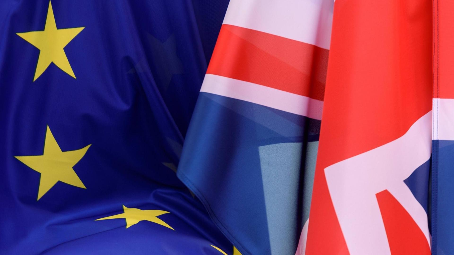 Die Flaggen der EU und Großbritanniens nebeneinander Die Flaggen der EU und Großbritanniens nebeneinander