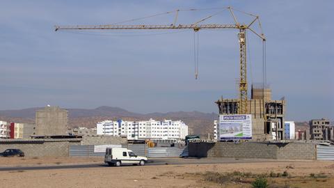 Zu sehen sind Kräne an einer Neubausiedlung, die in Marokko entsteht.