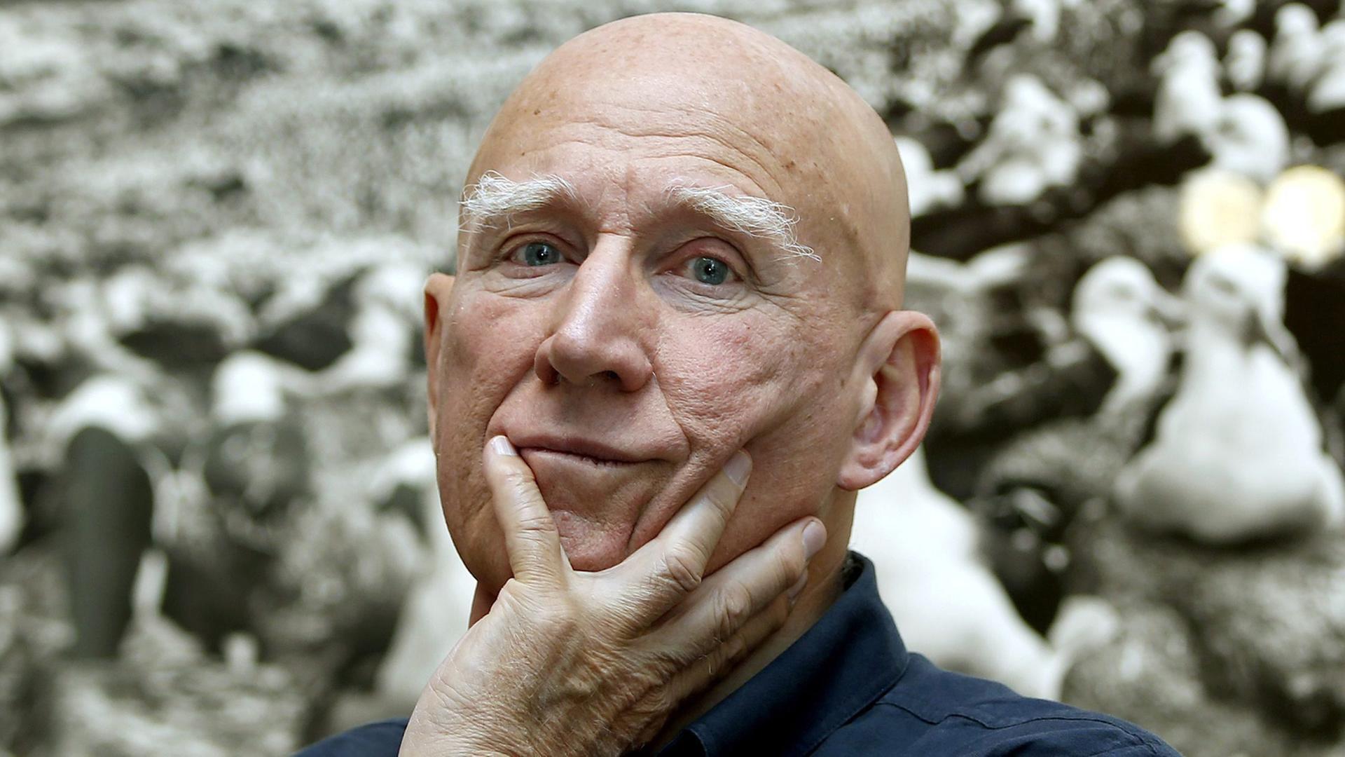 Der brasilianische Fotograf Sebastião Salgado vor einem seiner Bilder - hier bei einer Ausstellung in Barcelona Der brasilianische Fotograf Sebastião Salgado vor einem seiner Bilder - hier bei einer Ausstellung in Barcelona