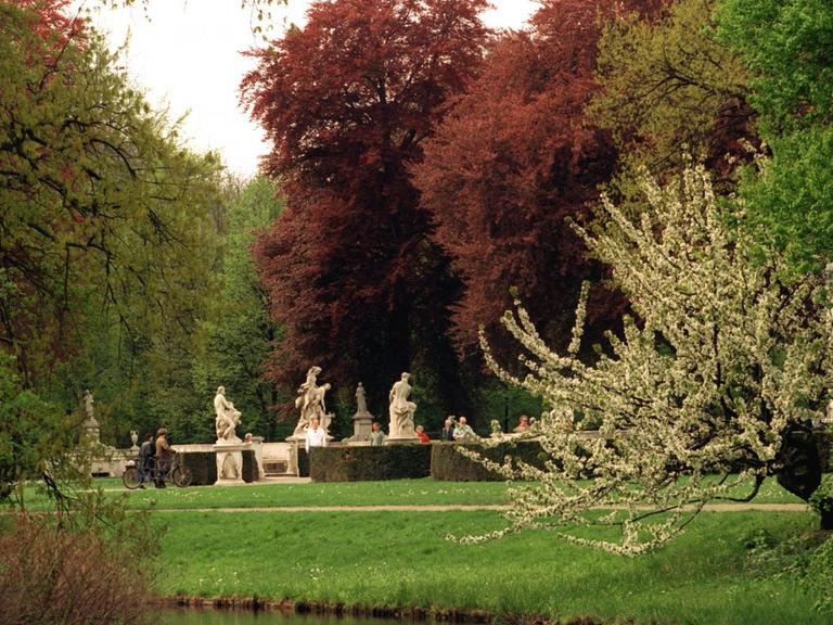 Blick auf das Musenrondell im Park von Sanssouci. Peter Joseph Lenné hat die Parklandschaft gestaltet.