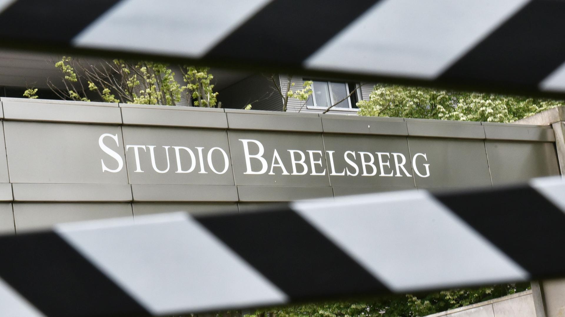 Eine Filmklappe, fotografiert am 03.06.2015 vor dem Eingang der Filmstudios in Potsdam Babelsberg. Die amerikanische Fernsehserie "Homeland" bekommt für die jetzt begonnenen Dreharbeiten in Berlin und Brandenburg eine Million Euro öffentliche Förderung. Eine Filmklappe, fotografiert am 03.06.2015 vor dem Eingang der Filmstudios in Potsdam Babelsberg. Die amerikanische Fernsehserie "Homeland" bekommt für die jetzt begonnenen Dreharbeiten in Berlin und Brandenburg eine Million Euro öffentliche Förderung.