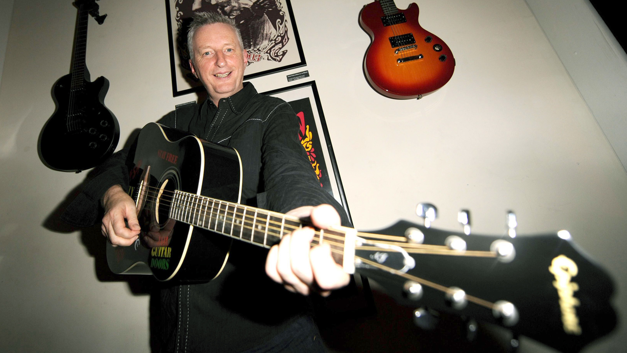 Der Musiker Billy Bragg mit einer Gitarre. Der Musiker Billy Bragg mit einer Gitarre.