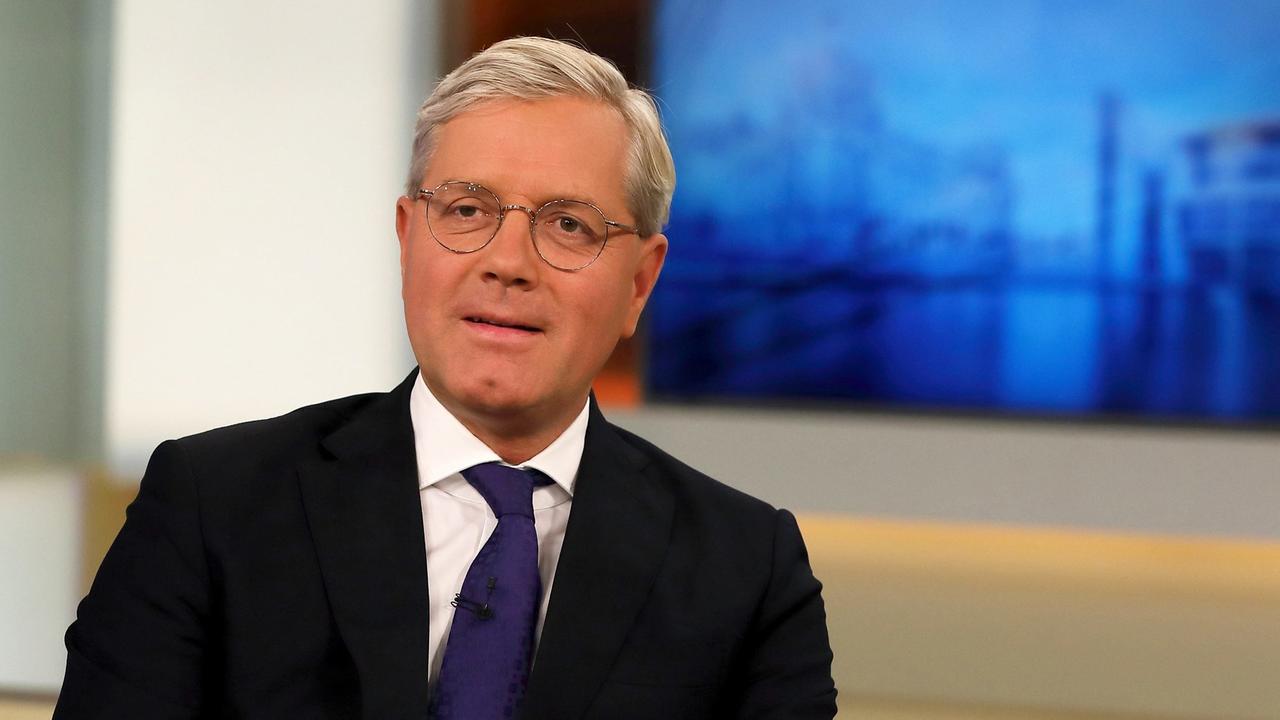 Norbert Röttgen sitzt im Studio der ARD-Talkshow "Anne Will" in Berlin. Norbert Röttgen sitzt im Studio der ARD-Talkshow "Anne Will" in Berlin.