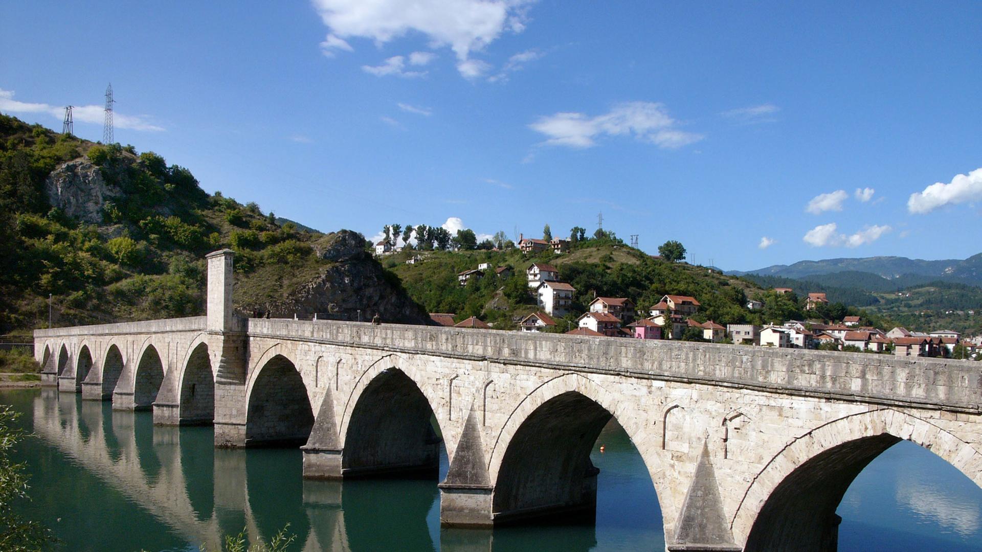 Blick auf die Drina-Brücke mit der bosnisch-herzegowinischen Stadt Visegrad im Hintergrund, aufgenommen am 02.09.2004. Blick auf die Drina-Brücke mit der bosnisch-herzegowinischen Stadt Visegrad im Hintergrund, aufgenommen am 02.09.2004.