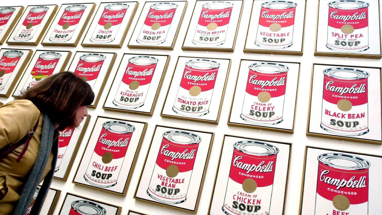 Andy Warhols "Campbell's Soup Cans" in der Tate Modern in London; Aufnahme vom Februar 2002