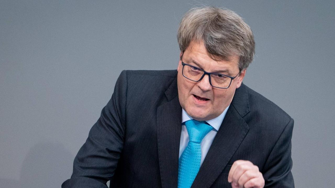 Reinhard Houben (FDP) spricht bei der 77. Sitzung des Bundestages. Thema der Sitzung ist der Jahreswirtschaftsbericht 2019