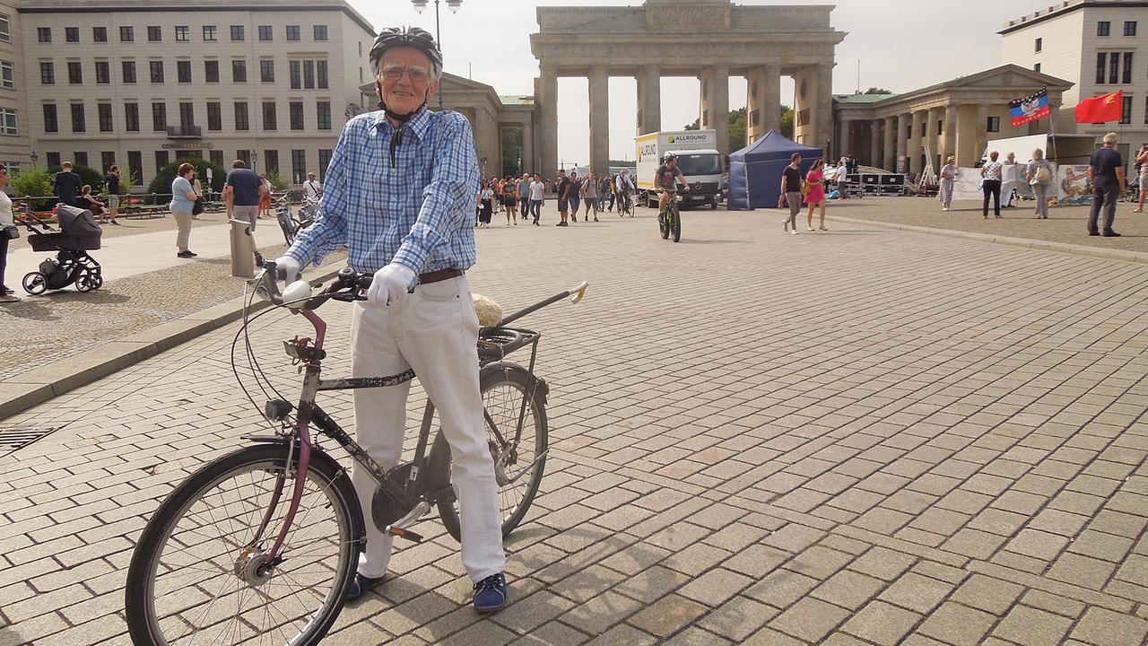 Grünen-Politiker Hans-Christian Ströbele auf seinem Dienstfahrrad vor dem Brandenburger Tor. Grünen-Politiker Hans-Christian Ströbele auf seinem Dienstfahrrad vor dem Brandenburger Tor.