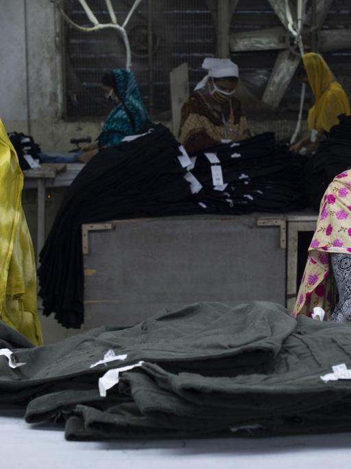 Bangladesch, Dhaka: Frauen arbeiten in einer Textilfabrik. Nach China ist Bangladesh der zweitgrößte Produzent von Textilien. Die Arbeitsbedingungen und der Umweltschutz der dortigen Produktion gibt immer wieder Anlass zur Kritik. In Bangladesch haben tausende Fabrikbeschäftigte - hauptsächlich Frauen - durch die Corona-Krise ihre Jobs verloren, nachdem internationale Modeketten coronabedingt viele Aufträge stornierten.