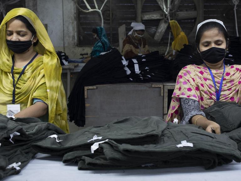 Bangladesch, Dhaka: Frauen arbeiten in einer Textilfabrik. Nach China ist Bangladesh der zweitgrößte Produzent von Textilien. Die Arbeitsbedingungen und der Umweltschutz der dortigen Produktion gibt immer wieder Anlass zur Kritik. In Bangladesch haben tausende Fabrikbeschäftigte - hauptsächlich Frauen - durch die Corona-Krise ihre Jobs verloren, nachdem internationale Modeketten coronabedingt viele Aufträge stornierten.