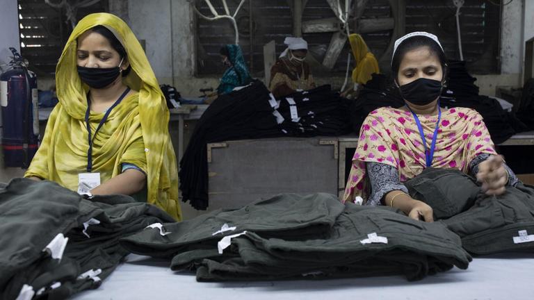 Bangladesch, Dhaka: Frauen arbeiten in einer Textilfabrik. Nach China ist Bangladesh der zweitgrößte Produzent von Textilien. Die Arbeitsbedingungen und der Umweltschutz der dortigen Produktion gibt immer wieder Anlass zur Kritik. In Bangladesch haben tausende Fabrikbeschäftigte - hauptsächlich Frauen - durch die Corona-Krise ihre Jobs verloren, nachdem internationale Modeketten coronabedingt viele Aufträge stornierten. 