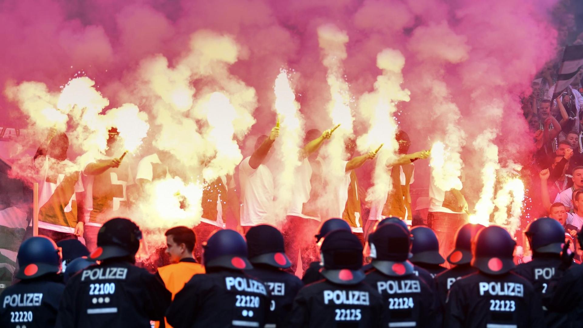 Bundesliga, Hertha BSC - Werder Bremen, 3. Spieltag am 10.09.2017 im Olympiastadion in Berlin. Werder-Fans haben Pyrotechnik gezündet. Bundesliga, Hertha BSC - Werder Bremen, 3. Spieltag am 10.09.2017 im Olympiastadion in Berlin. Werder-Fans haben Pyrotechnik gezündet.