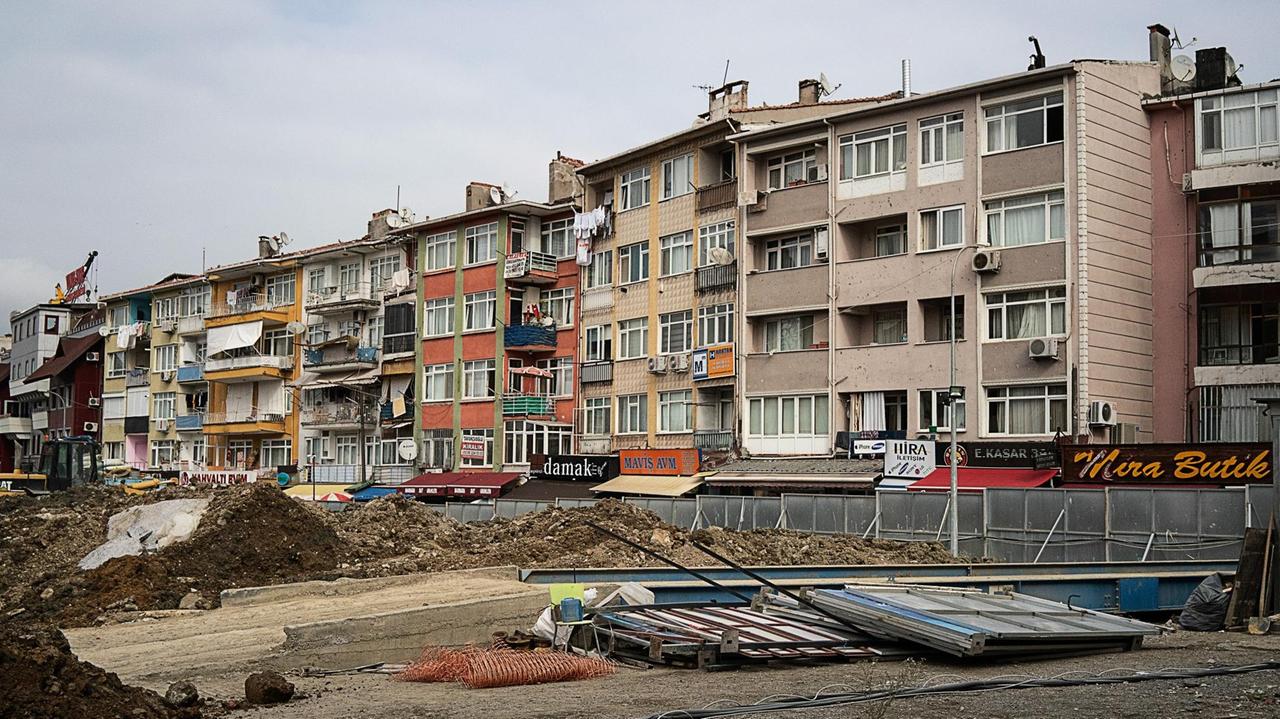 Blick auf ein leeres Grundstück in Istanbul, auf dem gebaut wird.
