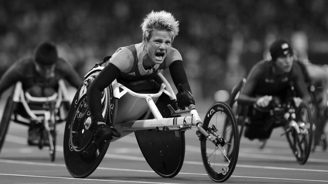 Marieke Vervoort jubelt nach dem Rennen über 100 Meter Handbike in London Marieke Vervoort jubelt nach dem Rennen über 100 Meter Handbike in London