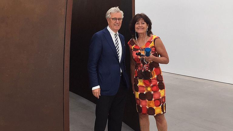 Joop van Caldenborgh und Kerstin Schweighöfer stehen vor dem Stahlplattenlabyrinth von US-Künstler Richard Serra im Privatmuseum Voorlinden. Joop van Caldenborgh und Kerstin Schweighöfer stehen vor dem Stahlplattenlabyrinth von US-Künstler Richard Serra im Privatmuseum Voorlinden.