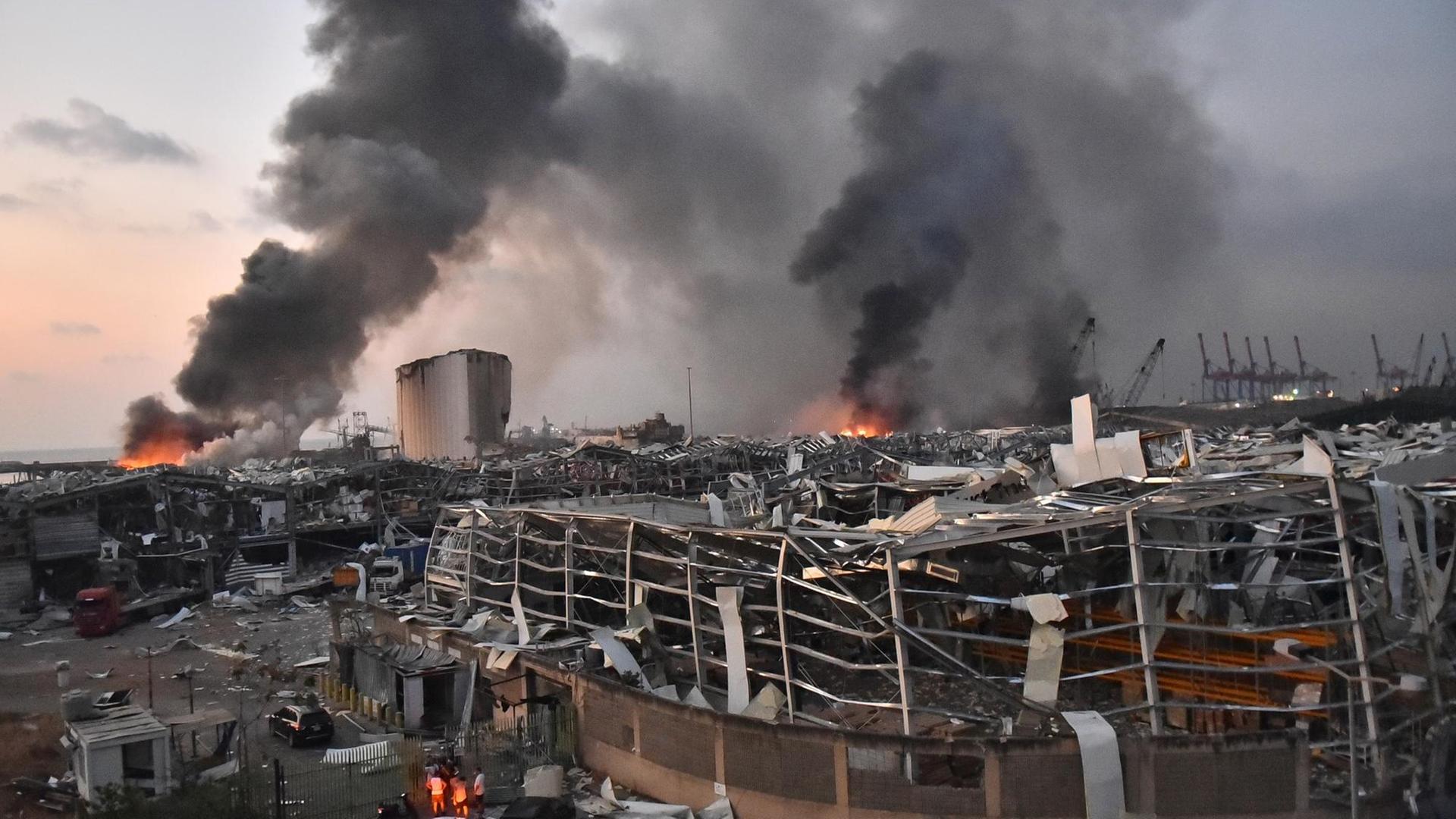Das Bild zeigt den Schaden, den die Explosion in Beirut angerichtet hat. Das Bild zeigt den Schaden, den die Explosion in Beirut angerichtet hat.