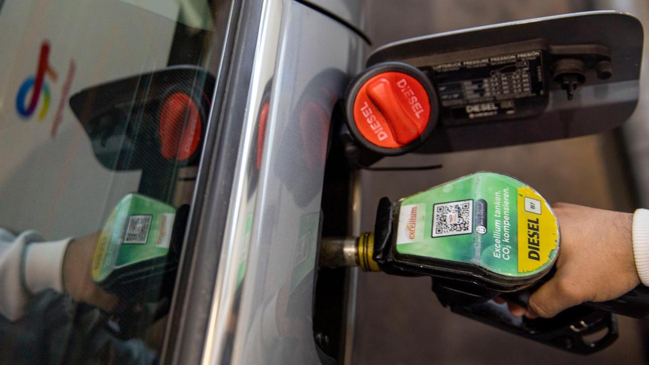 Ein Autofahrer betankt ein Auto mit dem Kraftstoff Diesel an einer Tank...</p>

                        <a href=