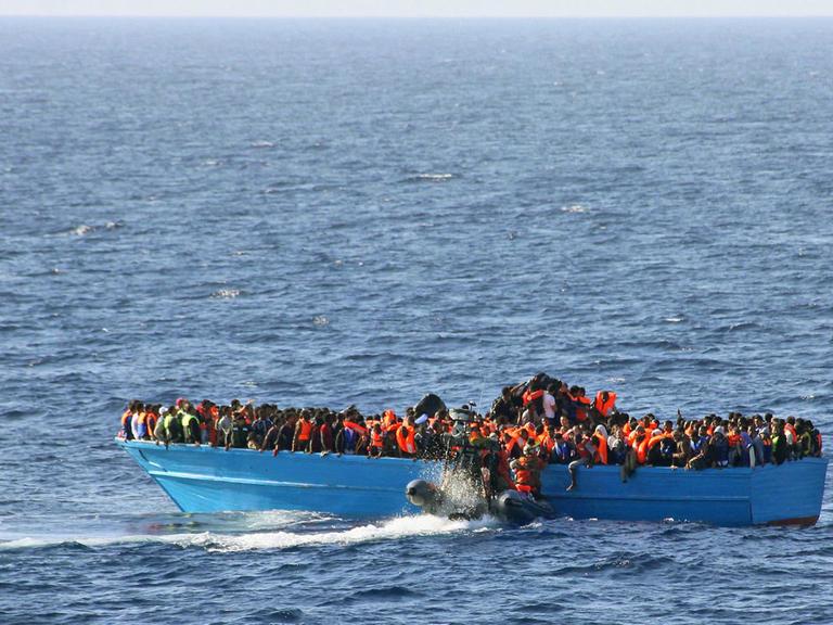 Am 21.06.2015 rettete die Fregatte Schleswig-Holstein vor der libyschen Küste Hunderte Menschen aus einem Holzboot.