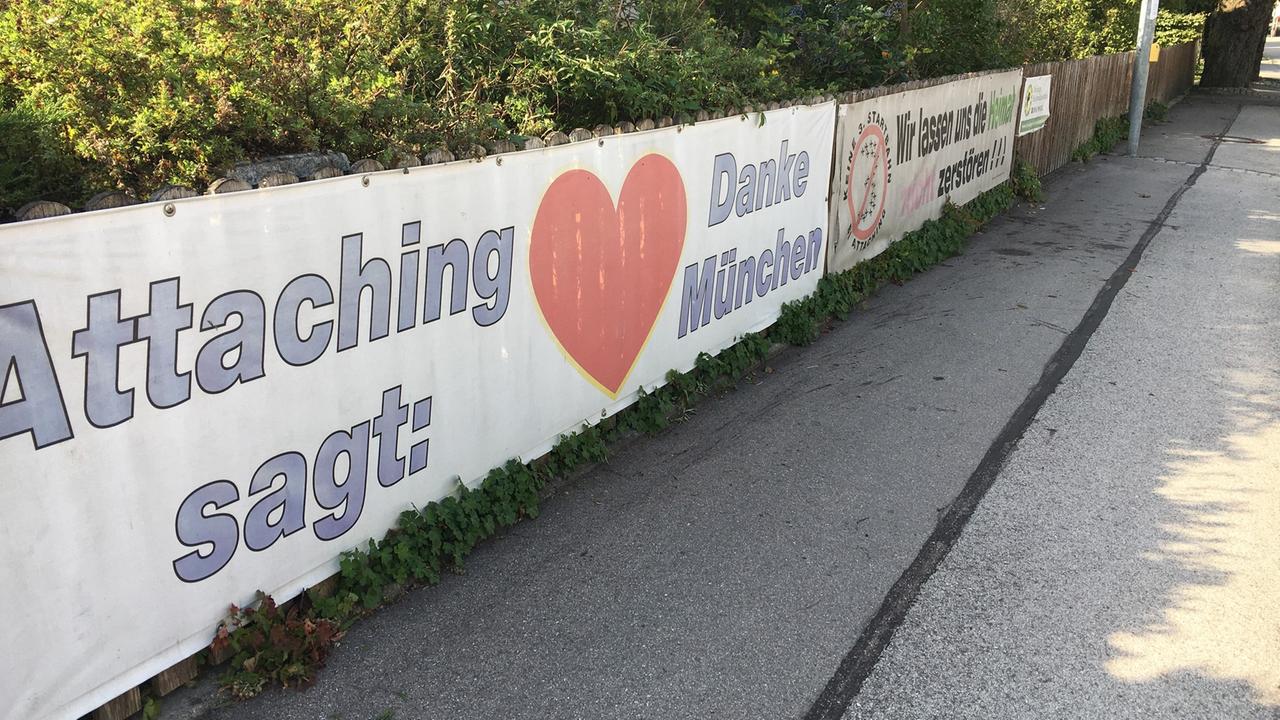 Die Bewohner des Dorfes Attaching am Nordrand des Münchner Flughafens danken den Münchenern für den Volksentscheid gegen die Startbahn. Die Bewohner des Dorfes Attaching am Nordrand des Münchner Flughafens danken den Münchenern für den Volksentscheid gegen die Startbahn.