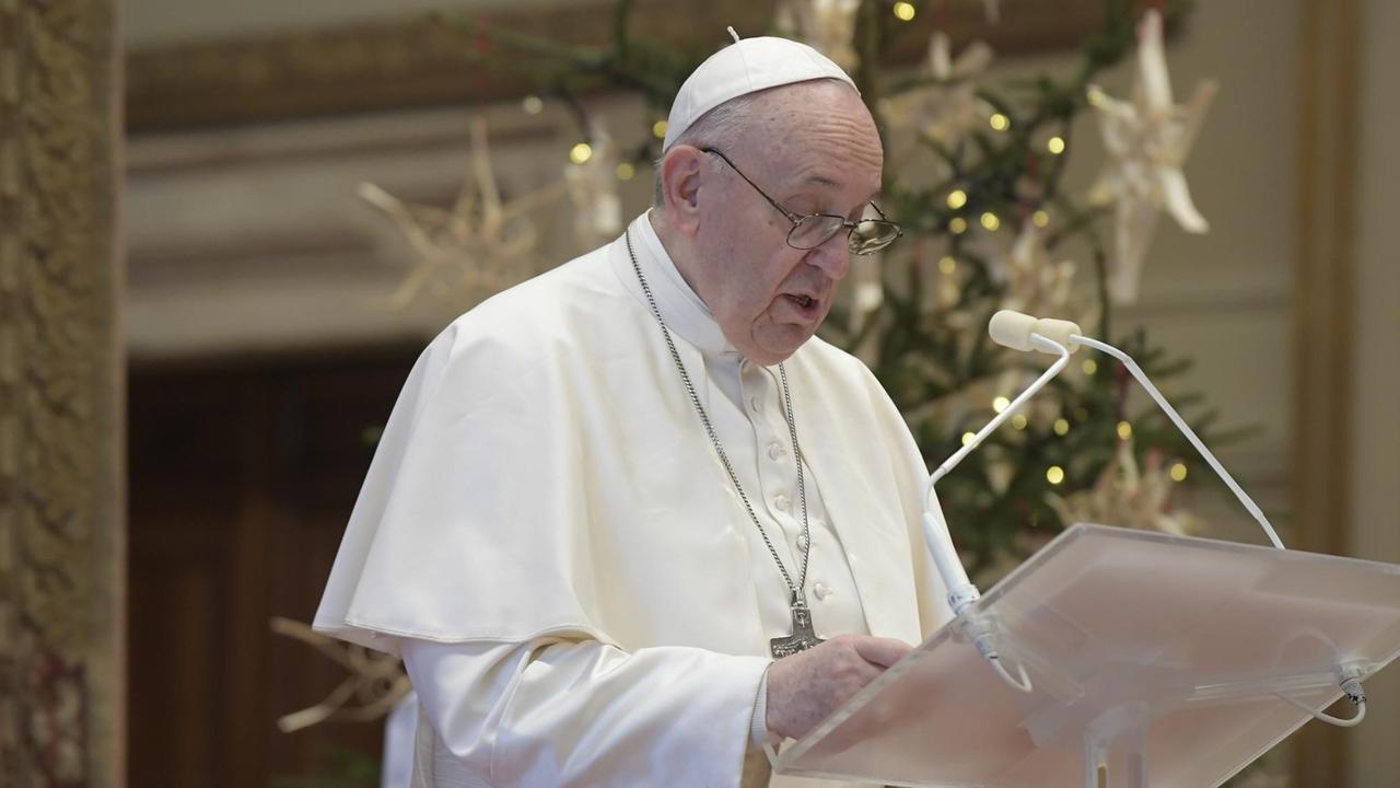 Papst Franziskus vor einem Christbaum Papst Franziskus vor einem Christbaum