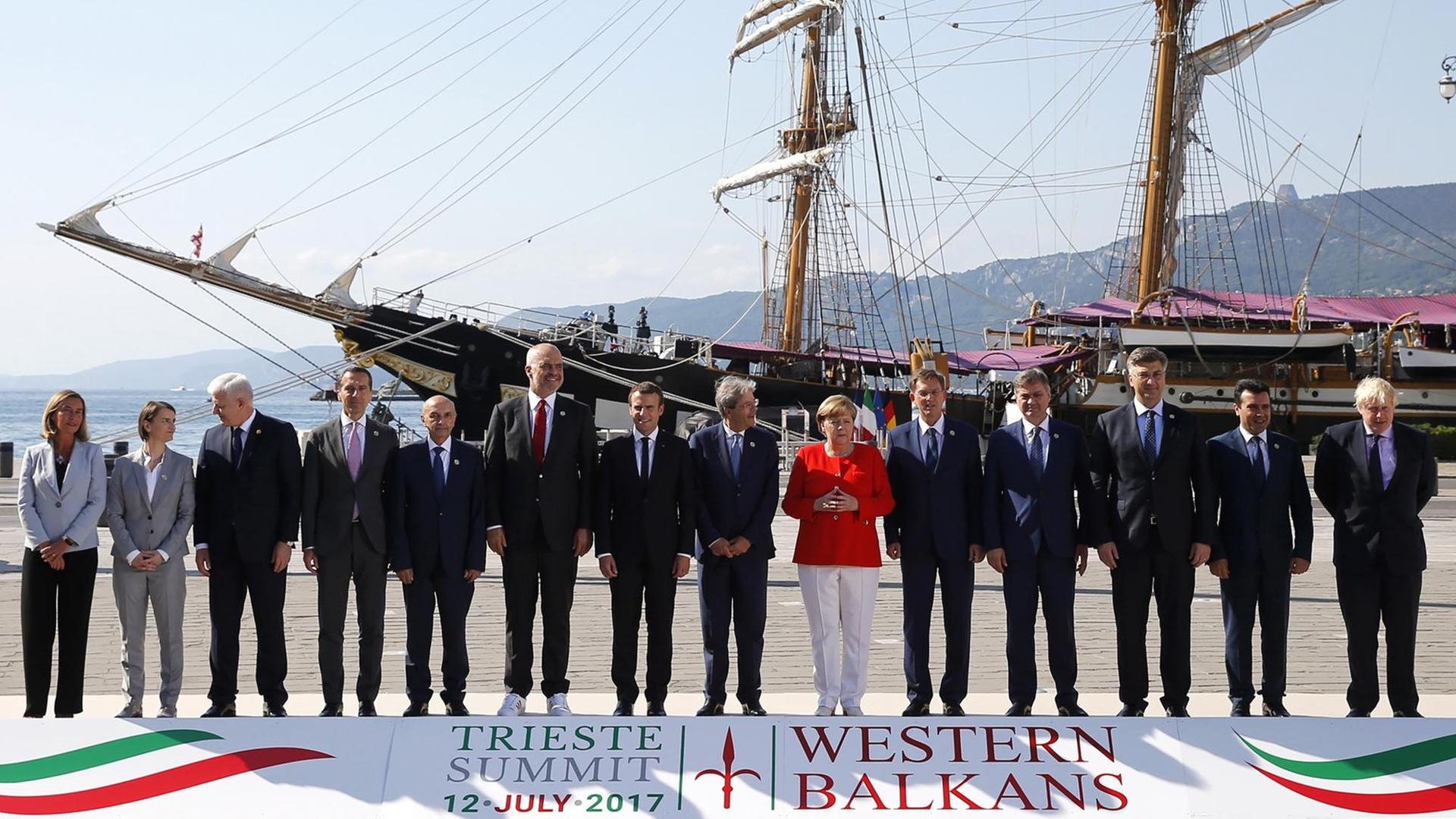 Gruppenbild der Teilnehmer der Westbalkan-Konferenz 2017 vor dem italienischen Marine-Schulschiff "Nave Palinuro" in Triest/Norditalien am 12.07.17. Gruppenbild der Teilnehmer der Westbalkan-Konferenz 2017 vor dem italienischen Marine-Schulschiff "Nave Palinuro" in Triest/Norditalien am 12.07.17.