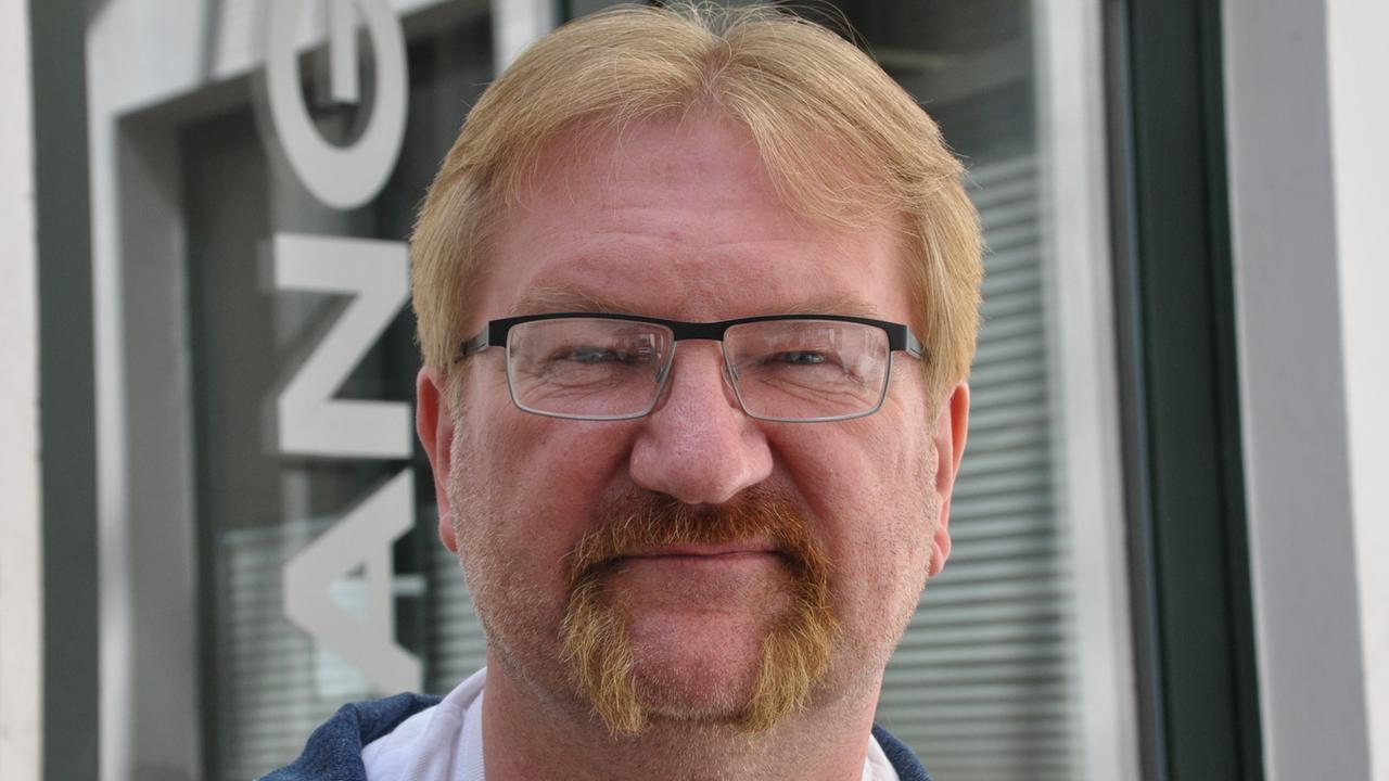 Richard Brox ist Autor des Buches "Kein Dach über dem Leben. Biographie eines Obdachlosen", das im Rowohlt Verlag erschienen ist. Richard Brox ist Autor des Buches "Kein Dach über dem Leben. Biographie eines Obdachlosen", das im Rowohlt Verlag erschienen ist.