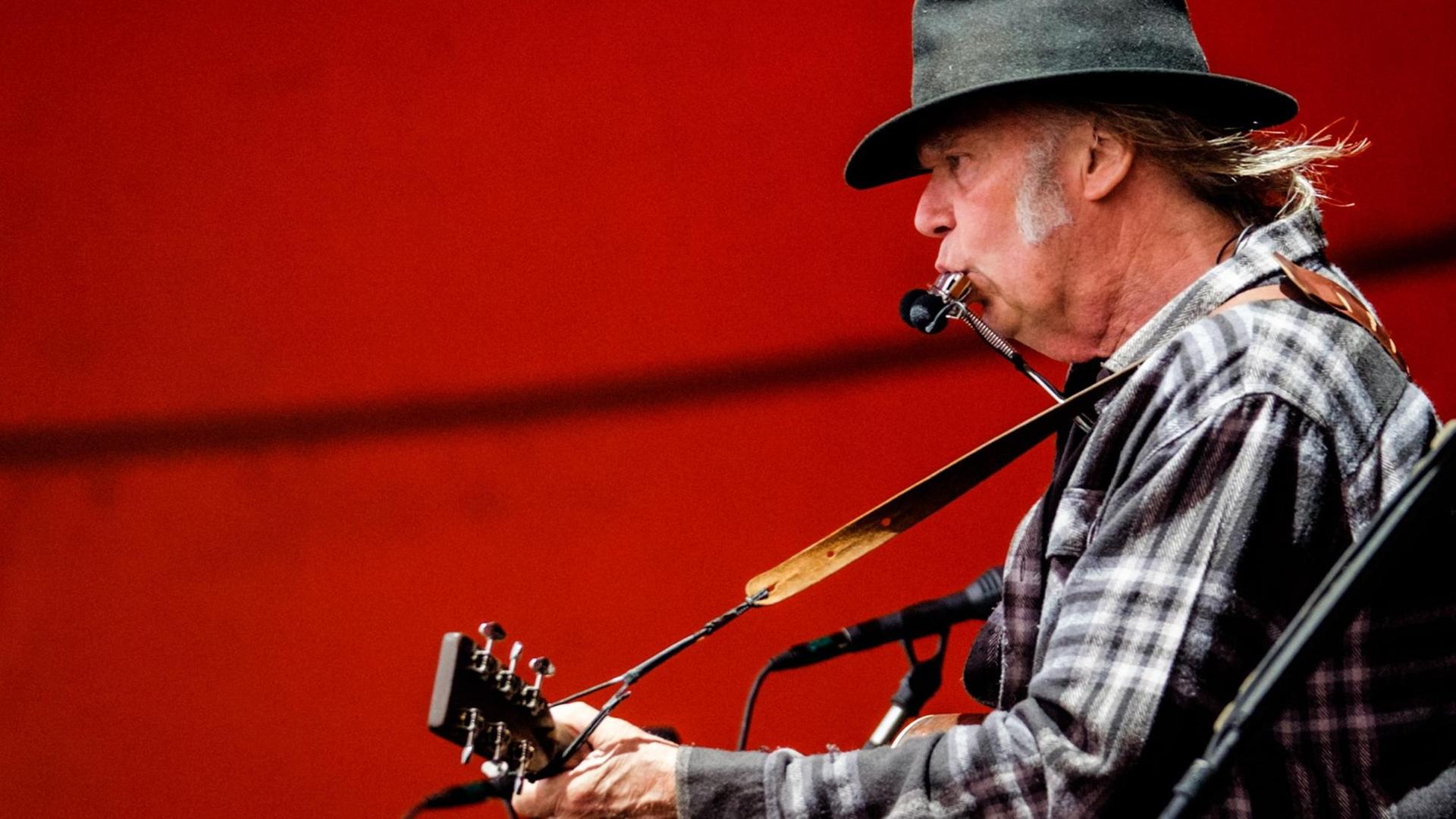 Das Foto zeigt den kanadischen Rockmusiker Neil Young bei einem Auftritt auf dem Roskilde-Festival 2016. Das Foto zeigt den kanadischen Rockmusiker Neil Young bei einem Auftritt auf dem Roskilde-Festival 2016.