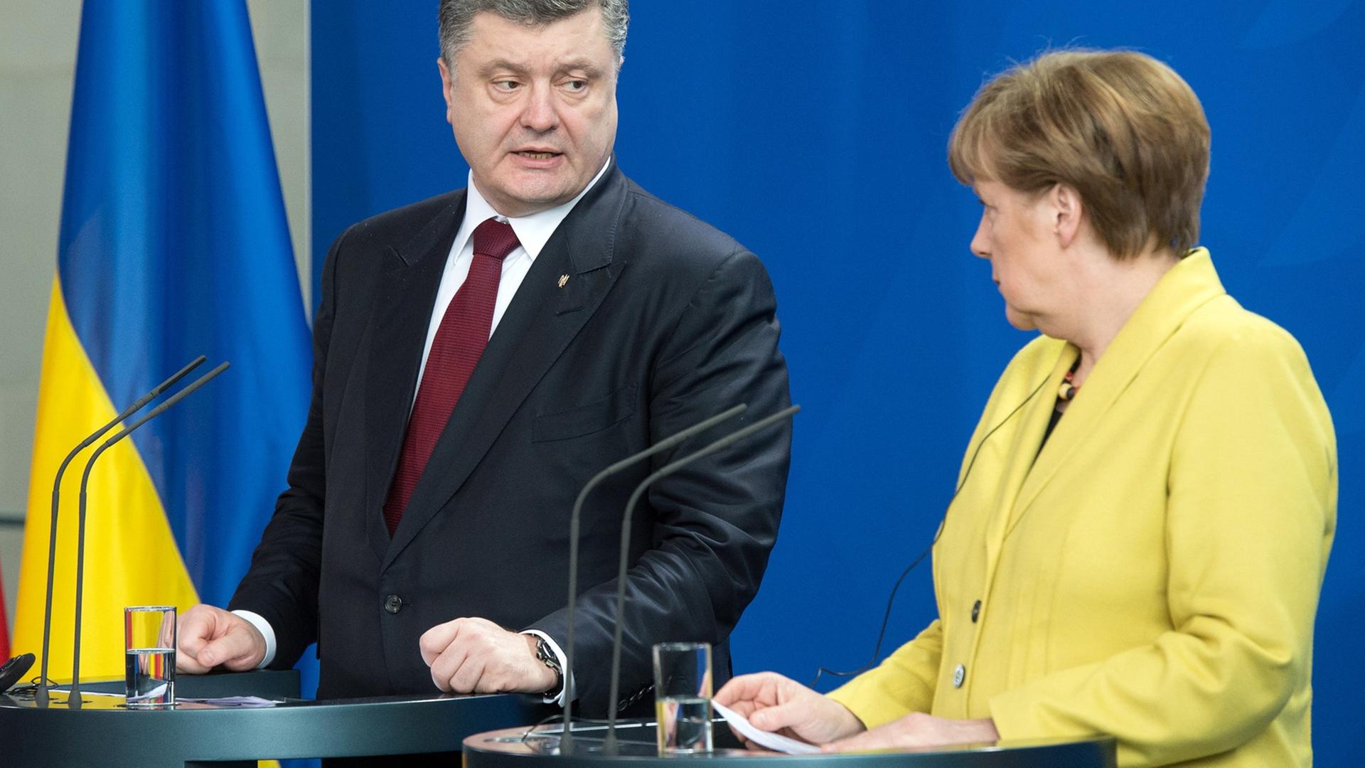 Der ukrainische Präsident Petro Poroschenko (li.) und Bundeskanzlerin Angela Merkel bei einer Pressekonferenz in Berlin. Der ukrainische Präsident Petro Poroschenko (li.) und Bundeskanzlerin Angela Merkel bei einer Pressekonferenz in Berlin.