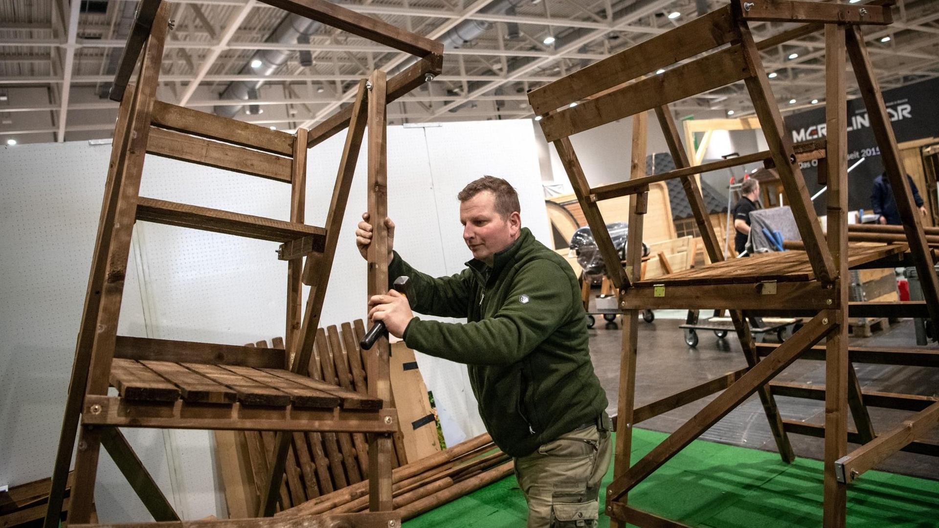 Ein Mann stellt auf der Messe «Pferd & Jagd» Jagdhochsitze auf. Ein Mann stellt auf der Messe «Pferd & Jagd» Jagdhochsitze auf.