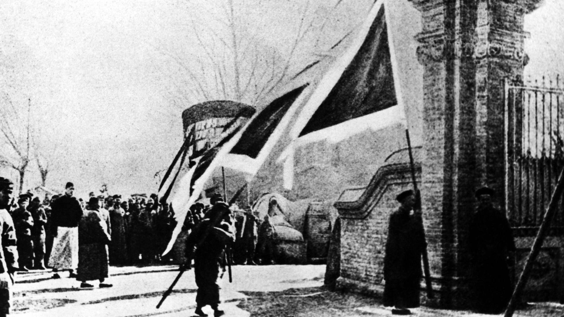 4. Mai 1919: Chinesische Studierende protestieren gegen Japan und den Friedensvertrag von Versailles 4. Mai 1919: Chinesische Studierende protestieren gegen Japan und den Friedensvertrag von Versailles