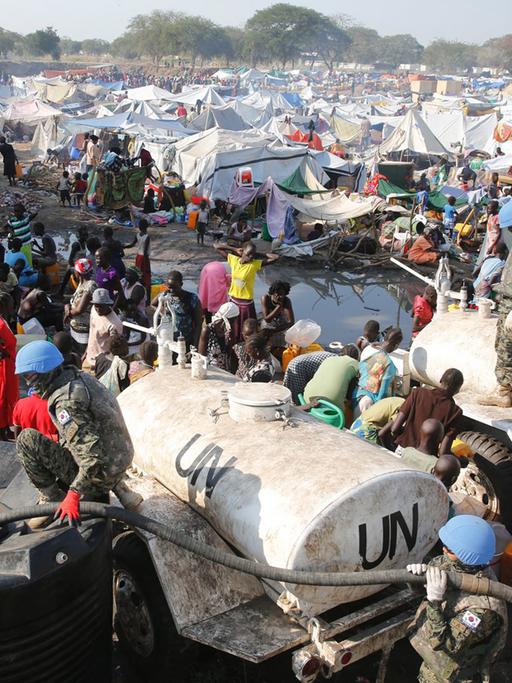 UN-Soldaten heflen in einem Flüchtlingscamp im Südsudan
