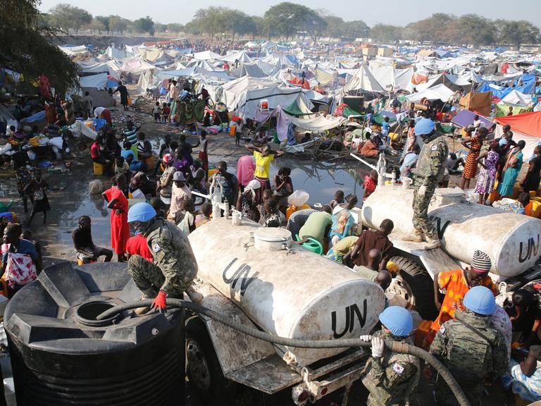 UN-Soldaten helfen in einem Flüchtlingscamp im Südsudan