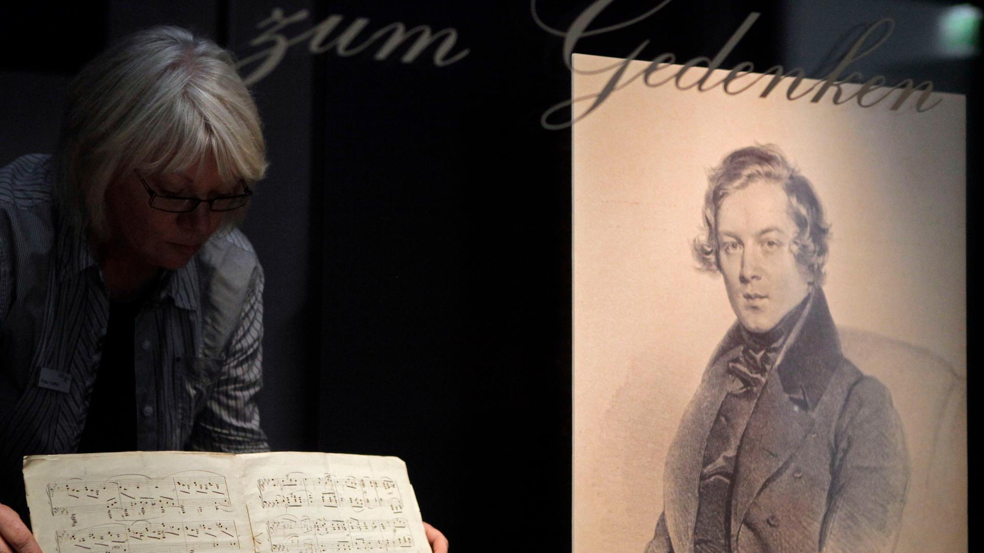 Noten, Schriften und die "Acta Privata" des Prozesses von Robert Schumann gegen den Vater seiner Braut Clara Wieck werden von einer Mitarbeiterin der Leipziger Universitäts-Bibliothek arrangiert. Noten, Schriften und die "Acta Privata" des Prozesses von Robert Schumann gegen den Vater seiner Braut Clara Wieck werden von einer Mitarbeiterin der Leipziger Universitäts-Bibliothek arrangiert.